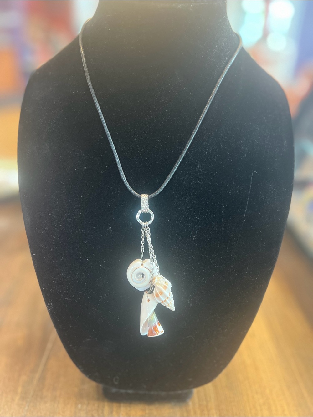 Shell Charm Pendant Necklace in Cream and Silver - Unbranded